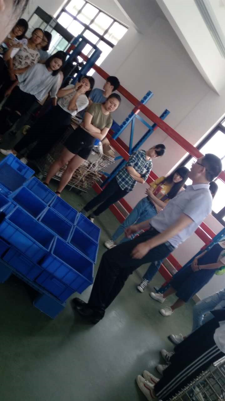 图三为陈老师演练堆码的五种方式(正反,纵横,旋转,压缝,重叠堆码方式